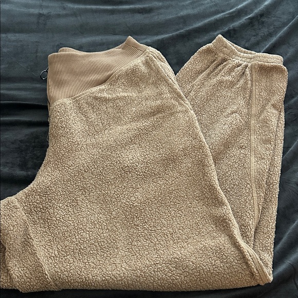 aerie Pants - Cozy Tan Sherpa Joggers